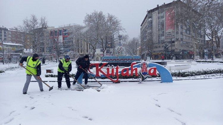 <p>KÜTAHYA<br />
<br />
Kütahya'da sabaha karşı başlayan kar yağışı etkisini sürdürdü.</p>