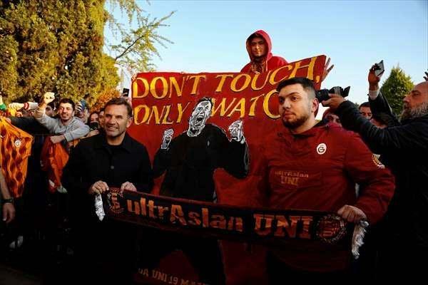 <p>Galatasaray Teknik Direktörü Okan Buruk Don't touch only watch (dokunma sadece izle) yazılı pankartın önünde poz verdi.</p>