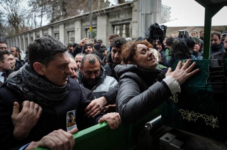 <p><strong>"MÜCADELEMİZ SONUNA KADAR DEVAM EDECEK"</strong></p>
<p>Aile de polis gözetiminde adliyeye gidiyor. Biz de duruşma icin adliyeye gidiyoruz. Umarım müvekkillerimiz bakımından gerekli güvenlik önlemleri alınmıştır. </p>