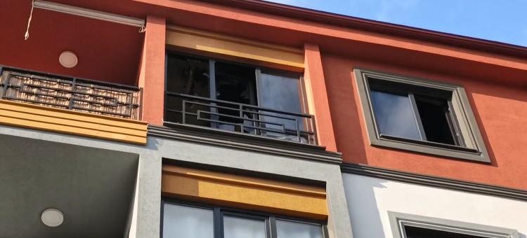 <p>Durmaz, müteahhide kızıp, evini ateşe verdi. Daireden çıkan dumanları gören komşularının ihbarı üzerine adrese itfaiye ve polis ekipleri sevk edildi. İtfaiyecilerin müdahale ettiği yangın söndürülürken, evde zarar oluştu.</p>
