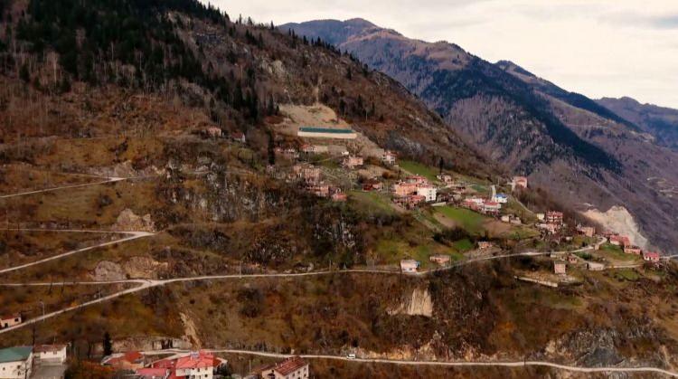 <p>AFAD ekipleri tarafından sürdürülen tarama çalışmalarında, kaya düşmesi nedeniyle Trabzon'un Araklı ilçesinde,<strong> 'afet bölgesi'</strong> kapsamına alınan Taşgeçit Mahallesi’nde risk olduğu tespit edildi. </p>