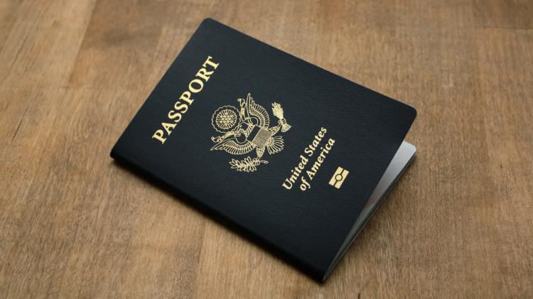 <p>İSİMLER, YAZILAR VE YAZI TİPİNE DAİR DETAYLAR</p>
<p>Pasaportlardaki yazı tipi ve yazım tarzı konusunda ICAO’nun önerileri var ama bunlar zorunlu değil. Önerilen detaylar şunlardır:</p>
<p>Bilgiler Latin alfabesiyle yazılmalı.</p>
<p>Karakterler büyük harf olmalı.</p>
<p>En az 15 karakter/satır oranıyla yazı okunabilir olmalı.</p>
<p>Eğer bilgiler İngilizce, Fransızca veya İspanyolca değilse, bu üç dilden biriyle çevirisi verilmeli.</p>