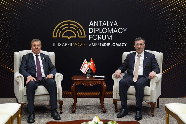 <p>Cumhurbaşkanı Yardımcısı Cevdet Yılmaz, Kuzey Kıbrıs Türk Cumhuriyeti (KKTC) Başbakanı Ünal Üstel ile bir araya geldi.</p>