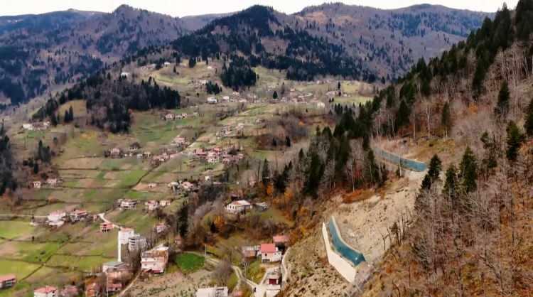 <p>Bölgede sarp arazilerde, kara yolları, belediye ve AFAD ekipleri tarafından <strong>‘çelik ağlı bohçalama’</strong> yönteminin yanı sıra enerji sönümleyici çelik ağlarlar da yerleştirilen alanlar, ıslah edilerek, kaya düşme tehdidi ortadan kaldırılıyor. </p>
