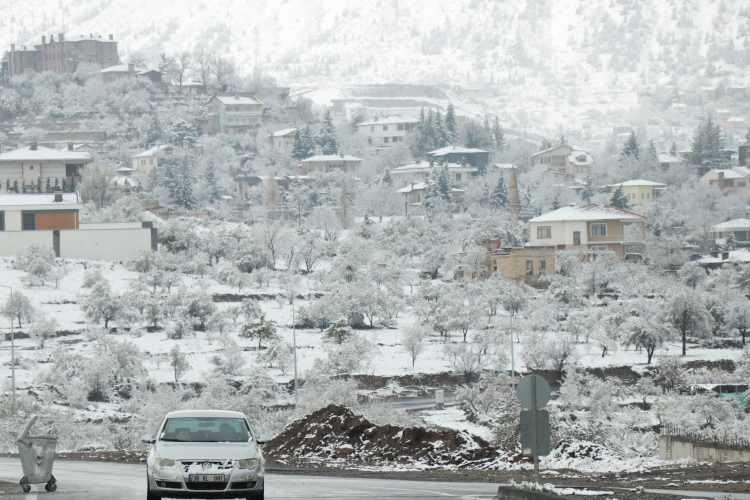 <p>KAYSERİ<br />
<br />
Kayseri'nin yüksek kesimlerinde sabah saatlerinden itibaren kar yağışı ve soğuk hava etkili oldu.</p>