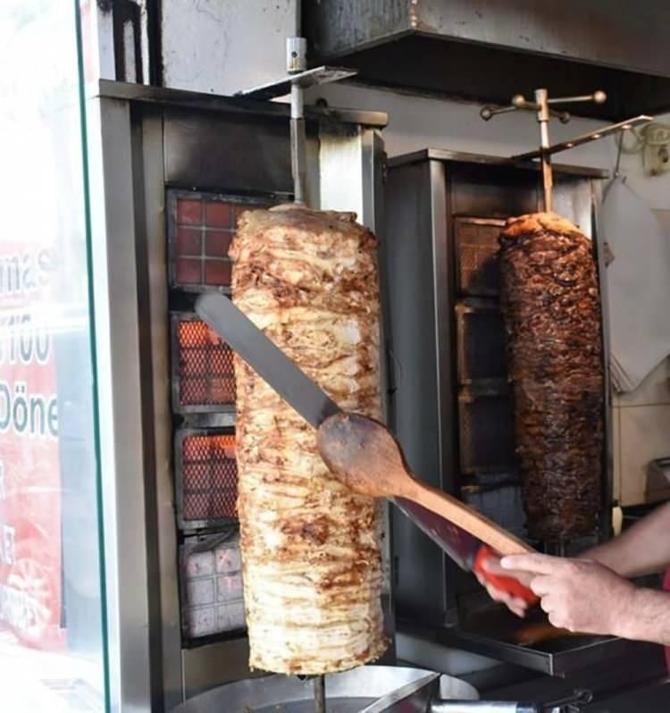 <p>"Benim Hatay usulü sosum, bu sektöre farklı bir tat ve lezzet getirmiştir." diyen E.T., "Tavuk bozuk olsaydı zaten yapılış aşamasından kendini belli ederdi; bütün aşamalarda bulunduğum için de bozuk olduğunu anlardım." ifadelerini kullandı.</p>