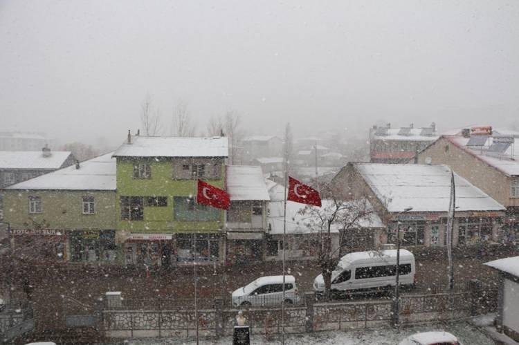 <p>KARLIOVA<br />
<br />
Bingöl'ün Karlıova ilçesinde kar yağışı etkili oldu.</p>