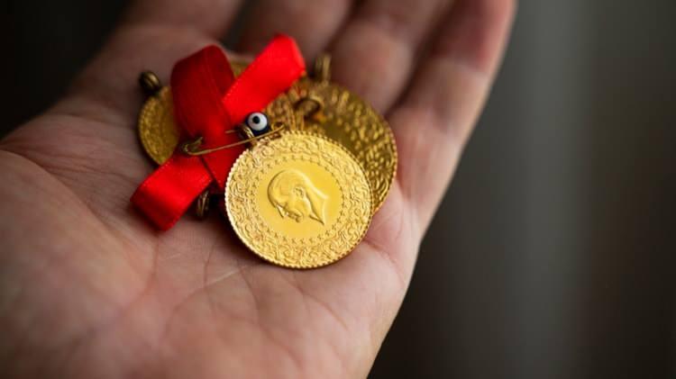 <p><strong>ABD İLE ÇİN ARASINDA TARİFE RESTLEŞMESİ</strong></p>
<p> </p>
<p>ABD Başkanı Donald Trump, 2 Nisan'da aralarında Çin'in de olduğu ticaret ortaklarına "karşılıklı tarifeler" kapsamında ek gümrük vergileri açıklamıştı.</p>
<p> </p>