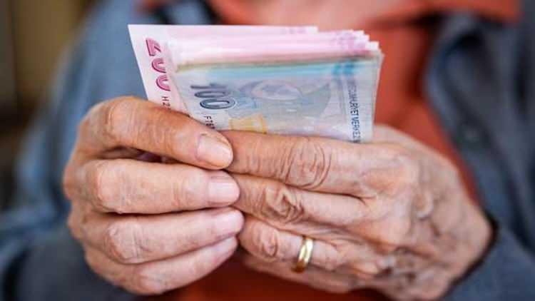 <p>İlk 6 aylık enflasyon anketteki tahminlere göre yüzde 17.91 çıkarsa memurların ve memur emeklilerinin farkı yüzde 11.24'ü bulacak. Yüzde 5'lik Temmuz zammı da bu farkla birlikte yüzde 16.80'e ulaşacak.</p>
