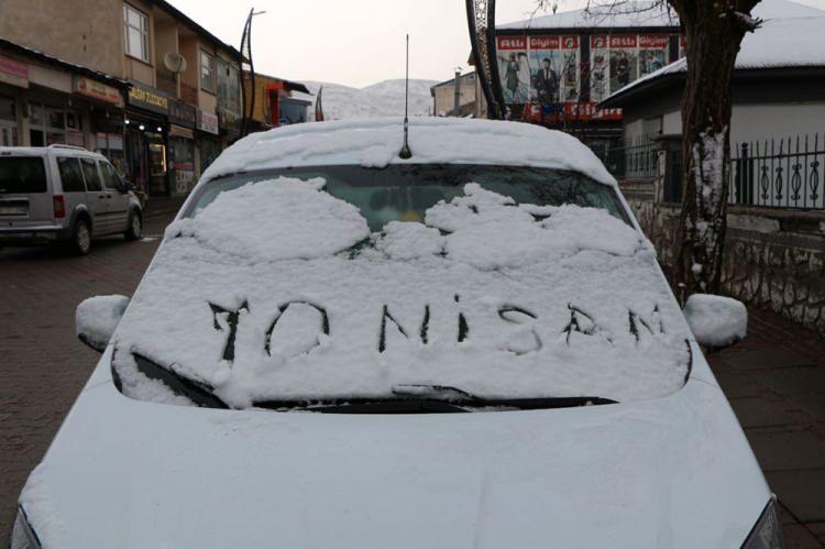 <p>Kentte son günlerde etkisini gösteren sağanak, Karlıova'da yerini kar yağışına bıraktı.</p>

<p>İlçe merkezini beyaza bürüyen yağış, yüksek kesimlerde etkisini sürdürüyor.</p>
