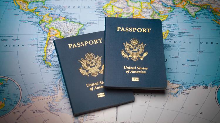 <p>Yüzde 5 ila 95 nem oranlarında bozulmamalı.</p>
<p>Işık altında uzun süre kullanılsa bile deforme olmamalı.</p>
<p>Pasaportlar genellikle polikarbon malzemelerden üretilir ve içinde elektronik çip bulunan versiyonlar (biyometrik pasaportlar) da bu şartlara uygun şekilde tasarlanır.</p>