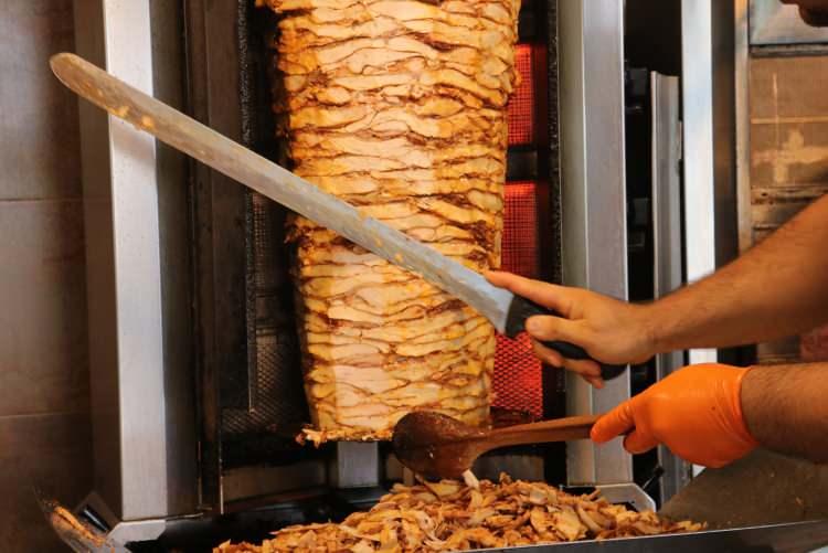 <p><span style="color:rgb(51, 51, 51)">Tavuk döner hem lezzetli hem de ucuz bir gıda olduğu için en sık tüketilen ürünlerin başında geliyor. </span></p>