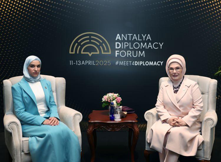 <p>Cumhurbaşkanı Erdoğan'ın eşi Emine Erdoğan, Suriye Cumhurbaşkanı Ahmed Şara'nın eşi Latife El Durubi ile bir araya geldi.</p>