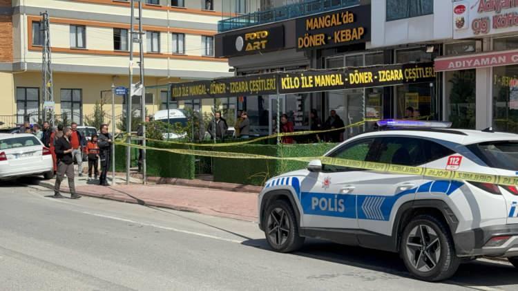 <p>Göğsünden yaralanan Tutar, kanlar içinde yere yığılırken, Harun Ç. ise kaçtı. </p>

<p>İhbar üzerine adrese polis ve sağlık ekibi sevk edildi. Tutar, sağlık görevlilerinin tüm müdahalesine karşın yaşamını yitirdi.</p>
