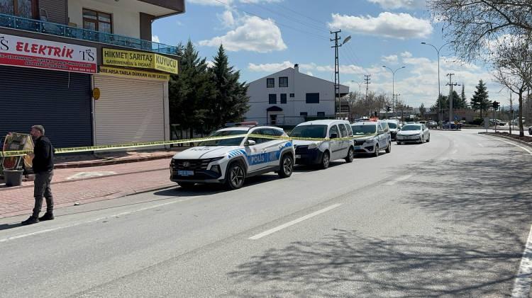 <p>Tartışmanın büyüyüp kavgaya dönüşmesi üzerine Harun Ç, tüfekle Tutar'a ateş etti. </p>
