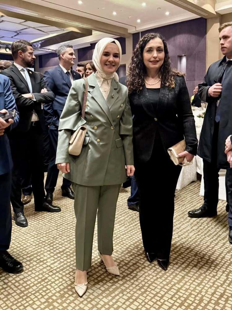 <p>Aile ve Sosyal Hizmetler Bakanı Mahinur Özdemir Göktaş, Kosova Cumhurbaşkanı Vjosa Osmani ile NEST Kongre Merkezi'nde gerçekleştirilen 4. Antalya Diplomasi Forumu'nda bir araya geldi.</p>