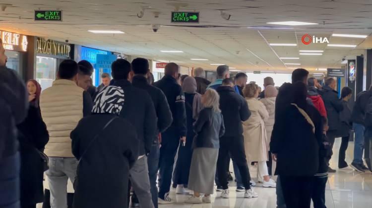 <p>Geçtiğimiz günlerde 3 bin 830 lira seviyelerine kadar çıkan gram altın, 3 bin 776 lira seviyelerine kadar geriledi. </p>