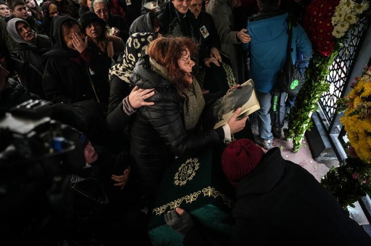 <div><strong>"ALACAKLARI CEZA EN FAZLA 24 YIL"</strong></div>
<div> </div>
<div>Epözdemir istenen ceza hakkında da şunları kaydetti: “Normal koşullarda bu faillerin ağırlaştırılmış müebbet istemli yargılanmaları gerekir fakat biri 15, diğer müşterek fail ise 16 yaşında. Bu durumda da faillerin 18 yıldan 24 yıla kadar hapis cezası ile cezalandırılabilmesi öngörülüyor. Hiçbir indirim uygulanmazsa faillerin alacağı en ağır ceza 24 yıl hapis. Bizim de mücadelemiz en ağır cezayı aldırmak.”</div>