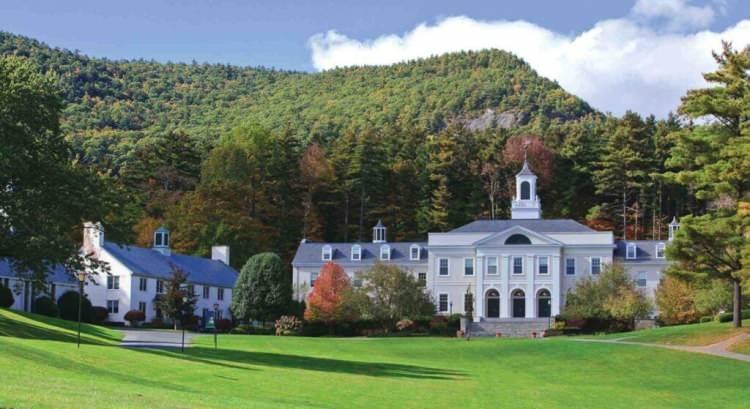 <p><span style="color:#B22222"><strong>19) BERKSHIRE OKULU MASSACHUSETTS  |  ABD</strong></span></p>

<p> </p>

<p>ABD'de yer alan bu okul, öğrencilere lüks tesislerde eğitim imkanı sağlar ve küçük sınıflarıyla dikkat çeker</p>
