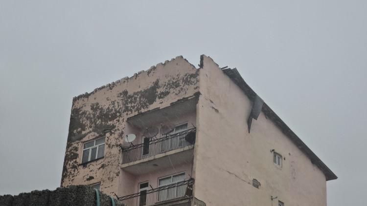 <p>Fırtınanın ardından başta çatılar, araçlar, aydınlatma direkleri ve yüksek gerilim hatları olmak üzere birçok yapının zarar gördüğü bildirildi. Sabah saatlerinden itibaren AFAD ve belediye ekipleri harekete geçerek hasar gören bölgelere müdahale etti. İtfaiye ekipleri, fırtınadan dolayı binaların çatılarında tehlike oluşturan saç ve briketleri merdiven yardımıyla kontrollü şekilde indirdi. Özellikle yüksek binalarda görev yapan ekiplerin güvenlik önlemleri alarak titiz bir çalışma yürüttüğü görüldü.</p>
<p>Yağışların zaman zaman etkisini sürdürdüğü kentte, okullar da bir gün süreyle tatil edilmişti.</p>