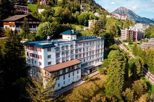 <p><strong><span style="color:#B22222">6)  LEYSIN AMERİKAN OKULU (LAS) </span> <span style="color:#B22222">|  İSVİÇRE</span></strong></p>

<p> </p>

<p>İsviçre'de yer alan bu okul, Amerikan tarzı bir müfredat sunar ve öğrencilere lüks tesislerde eğitim imkanı sağlar.​</p>
