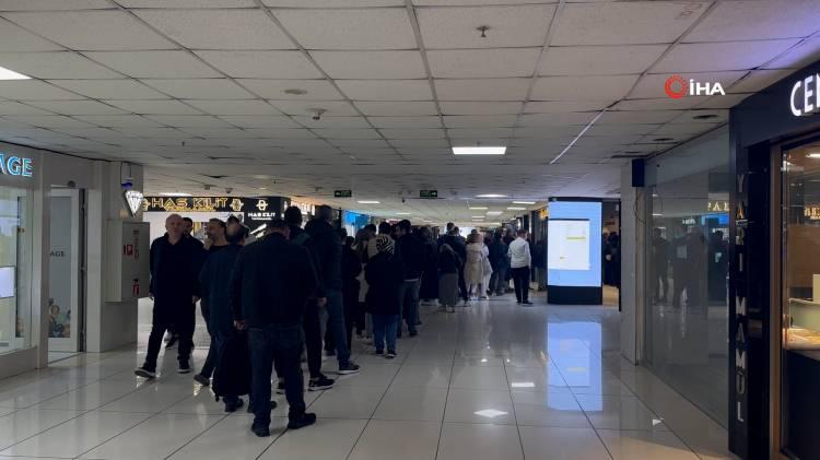 <p>Gram altın 3 bin 776 liradan, çeyrek altın 6 bin 177 liradan, yarım altın 12 bin 336 liradan ve tam altın ise 24 bin 583 liradan satılıyor.</p>
