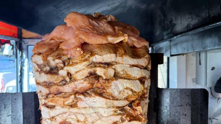 <p><span style="color:rgb(51, 51, 51)"> Hal böyle olunca tavuk döner zehirlenmesi ciddi gıda güvenliği endişelerine neden oldu. </span></p>