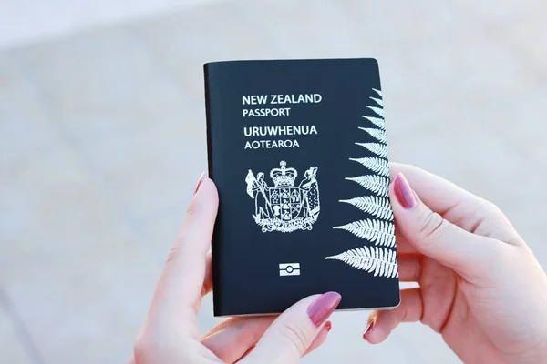 <p><span style="color:rgb(0, 0, 0)">Siyah:</span><span style="color:rgb(0, 0, 0)"> Afrika kıtasındaki bazı ülkeler ve Yeni Zelanda gibi devletler ise pasaportlarında siyah tonlarını kullanır.</span></p>