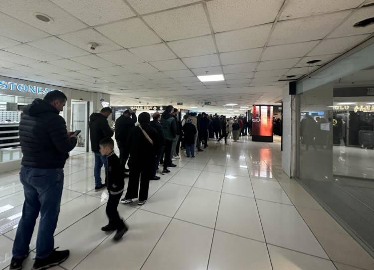 <p>Altın fiyatlarının gerilemesiyle vatandaşlar kuyumcularda kuyruklar oluşturdu.</p>
<p> </p>