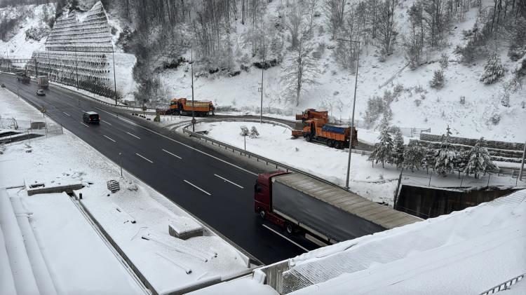 <p>BOLU<br />
<br />
Anadolu Otoyolu ve D-100 kara yolunun Bolu Dağı kesiminde kar yağışı etkili oldu.</p>