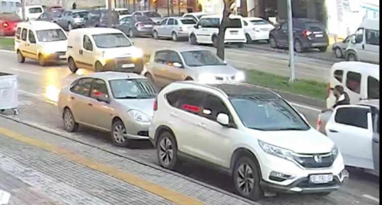 <p>Ekipler, aracın altına atılan montun ceplerinde 8 paket içerisinde toplam 556 gram metamfetamin ele geçirirken, E.C.'nin yapılan üst aramasında ise 126 bin TL bulundu.</p>