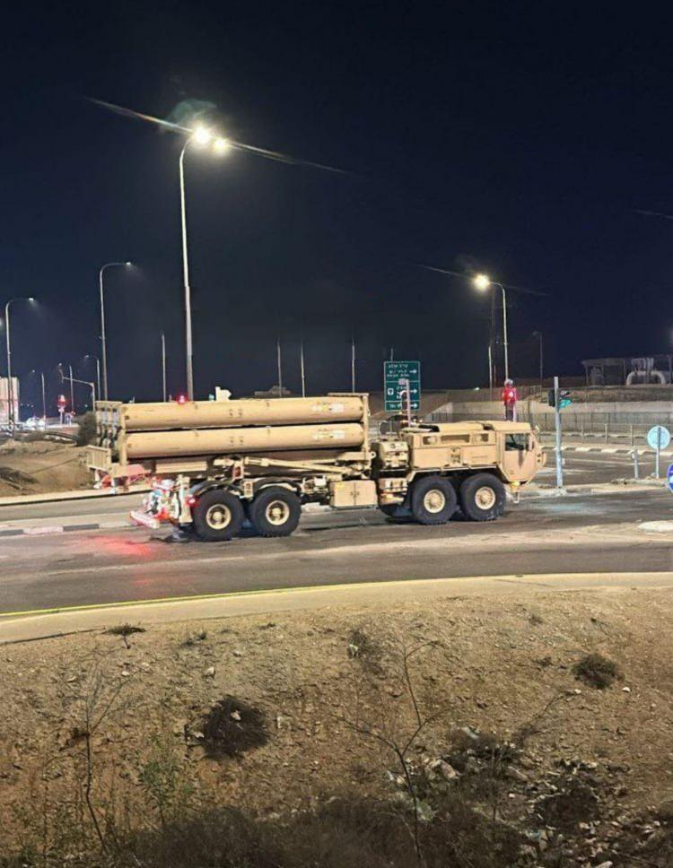 <p>Mektup günler sonra Birleşik Arap Emirlikleri tarafından İran'a teslim edilmiş ve İran da 27 Mart'ta Umman üzerinden mektuba cevabını ilettiğini açıklamıştı.</p>
<p>İran Dışişleri Bakanı Abbas Erakçi, Trump tehditlerini sürdürdüğü müddetçe ABD ile doğrudan görüşme yapmayacaklarını açıklamış ve aracılar üzerinden dolaylı görüşmelere hazır olduklarını kaydetmişti. Erakçi, müzakereleri Trump'ın talebinin aksine yalnızca nükleer konuda yapacaklarını ve ülkesinin savunma kapasitesi konusunun müzakereye kapalı olduğunu belirtmişti.</p>