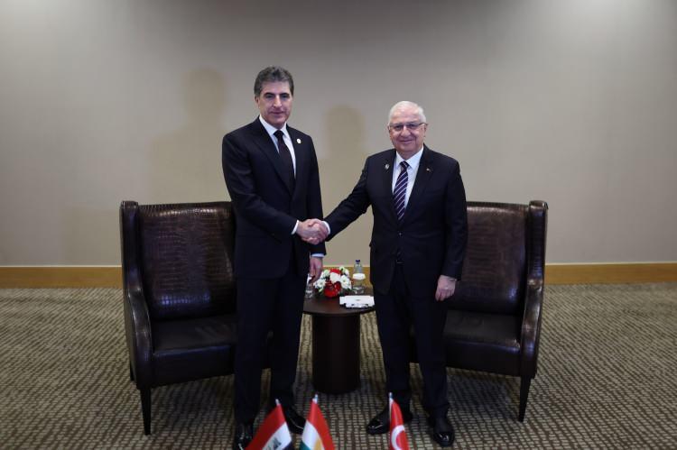 <p>Milli Savunma Bakanı Yaşar Güler, Antalya Diplomasi Forumu'na katılan Irak Kürt Bölgesel Yönetimi (IKBY) Başkanı Neçirvan Barzani ile bir araya geldi.</p>
