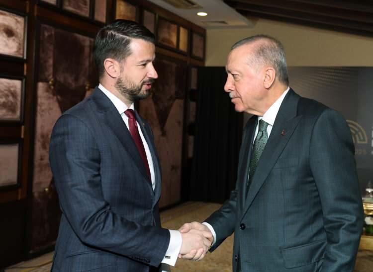 <p><span style="color:#B22222"><strong>KARADAĞ</strong></span></p>
<p>Cumhurbaşkanı Erdoğan, forum için Türkiye’de bulunan Karadağ Cumhurbaşkanı Jakov Milatoviç ile görüştü.</p>
<p>Cumhurbaşkanı Erdoğan'ın kaldığı oteldeki görüşme, basına kapalı gerçekleştirildi.</p>
<p> </p>