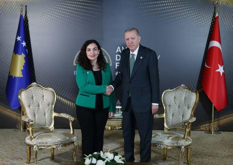 <p>Cumhurbaşkanı Recep Tayyip Erdoğan, Kosova Cumhurbaşkanı Vjosa Osmani Sadriu ile bir araya geldi.</p>
<p> </p>
<p>Cumhurbaşkanı Recep Tayyip Erdoğan, Kosova Cumhurbaşkanı Vjosa Osmani ile görüşmesinde, Türkiye'nin Kosova ile ilişkileri her alanda geliştirmekte kararlı olduğunu, iki ülkenin 1 milyar avroluk ticaret hacmi hedefine ulaşmaya yaklaştığını belirtti.</p>