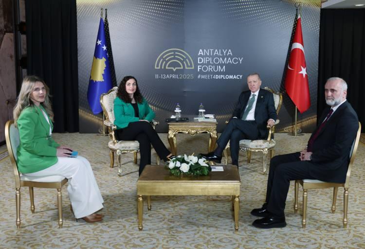 <p>Cumhurbaşkanlığı İletişim Başkanlığından, Erdoğan ile Osmani'nin Antalya Diplomasi Forumu kapsamındaki görüşmesinin ardından açıklama yapıldı.</p>
<p>Açıklamaya göre, görüşmede Türkiye ile Kosova ikili ilişkileri, bölgesel ve küresel konular ele alındı.</p>
<p>Cumhurbaşkanı Erdoğan görüşmede, Türkiye'nin Kosova ile ilişkileri her alanda geliştirmekte kararlı olduğunu, iki ülkenin 1 milyar avroluk ticaret hacmi hedefine ulaşmaya yaklaştığını, hedefin 3 milyar avroya yükseltilebileceğini ifade etti.</p>