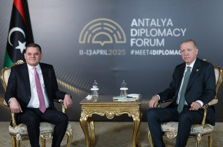 <p>Açıklamaya göre, görüşmede Türkiye ile Libya ikili ilişkileri, bölgesel ve küresel konular ele alındı.</p>
<p>Cumhurbaşkanı Erdoğan görüşmede, Türkiye'nin Libya'nın huzur ve güvenliğine önem verdiğini, Libya ile her alanda işbirliğini geliştirmeye devam edeceklerini ifade etti.</p>
<p>Erdoğan, Türkiye ve Libya'nın Doğu Akdeniz'deki ortak çıkarlarının korunması için yakın teması sürdüreceğini de belirtti.</p>