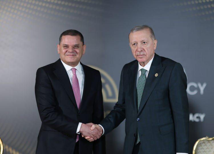<p><strong>LİBYA</strong></p>
<p>Cumhurbaşkanı Recep Tayyip Erdoğan, Libya Başbakanı Abdulhamid Dibeybe'yi kabulünde, Türkiye'nin Libya'nın huzur ve güvenliğine önem verdiğini, Libya ile her alanda işbirliğini geliştirmeye devam edeceklerini ifade etti.</p>
<p> </p>
<p>Cumhurbaşkanlığı İletişim Başkanlığından, Erdoğan ile Dibeybe'nin Antalya Diplomasi Forumu kapsamındaki görüşmesinin ardından açıklama yapıldı.</p>