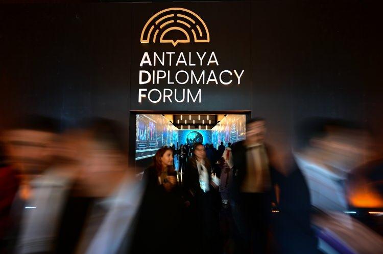 <p>Forumda muhtelif formatlarda düzenlenecek 50'yi aşkın oturumda, Orta Doğu'dan Asya Pasifik'e, Afrika'dan Latin Amerika'ya uzanan çeşitli coğrafyaları ilgilendiren konular ile iklim değişikliği, terörizmle mücadele, insani yardım, dijitalleşme, gıda güvenliği ve yapay zeka dahil olmak üzere, küresel gündemin öne çıkan başlıkları ele alınacak.</p>