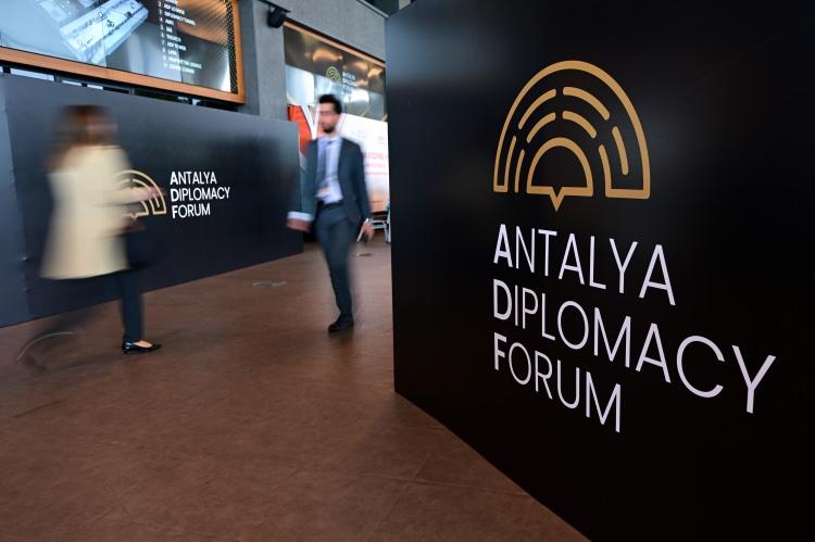 <p>Dışişleri Bakanı Hakan Fidan'ın, ADF2025 kapsamında, İslam İşbirliği Teşkilatı-Arap Birliği Gazze Temas Grubu Toplantısı ve Türkiye-Bosna Hersek-Hırvatistan Üçlü Danışma Mekanizması Dışişleri Bakanları Toplantısı'nın yanı sıra Türkiye-Irak Yüksek Düzeyli Güvenlik Mekanizması Toplantısı'na katılması öngörülüyor.</p>