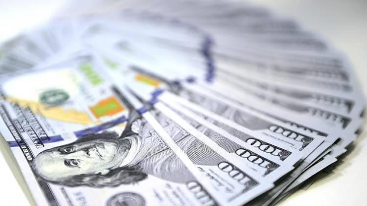 <p><span style="color:#B22222"><strong>GOLDMAN SACHS'TAN PETROL İÇİN 51 DOLAR TAHMİNİ</strong></span></p>
<p>Goldman Sachs, iki varsayım altında Brent ve Batı Teksa (WTI) ham petrol fiyatlarının Aralık 2025'te sırasıyla varil başına 62 ve 58 dolar, Aralık 2026'da ise 55 ve 51 dolar olacağını tahmin etti.</p>
<p>Banka, ilk varsayımın ABD ekonomisinin 9 Nisan'da yürürlüğe girmesi planlanan gümrük tarifelerinde büyük bir indirimle resesyondan kaçınması olduğunu söyledi. İkincisinin ise, sekiz OPEC+ ülkesinden gelen arzın haziran-temmuz aylarında her biri 130 bin-140 bin varillik iki nihai artışla ılımlı bir şekilde artması olduğunu belirtti.</p>