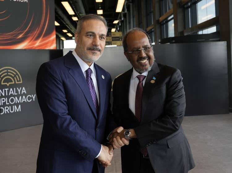 <p>Dışişleri Bakanı Hakan Fidan, Foruma katılan Somali Cumhurbaşkanı Hassan Sheikh Mohamud'u karşıladı.</p>
