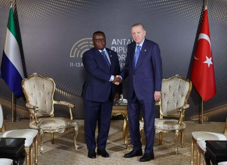 <p>Görüşmede Türkiye ile Sierra Leone ikili ilişkileri, bölgesel ve küresel konular ele alındı.</p>
<p><br />
Cumhurbaşkanı Erdoğan görüşmede, Türkiye ile Sierra Leone ile savunma sanayii başta olmak üzere her alanda ilişkileri geliştirmek için çalıştıklarını ifade etti.</p>