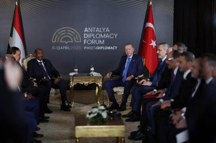 <p><strong><span style="color:rgb(178, 34, 34)">SUDAN EGEMENLİK KONSEYİ BAŞKANI İLE GÖRÜŞTÜ</span></strong></p>
<p> </p>
<p>Cumhurbaşkanı Recep Tayyip Erdoğan, Antalya Diplomasi Forumu için Türkiye’de bulunan Sudan Egemenlik Konseyi Başkanı Abdulfettah el-Burhan’la bir görüşme gerçekleştirdi.</p>