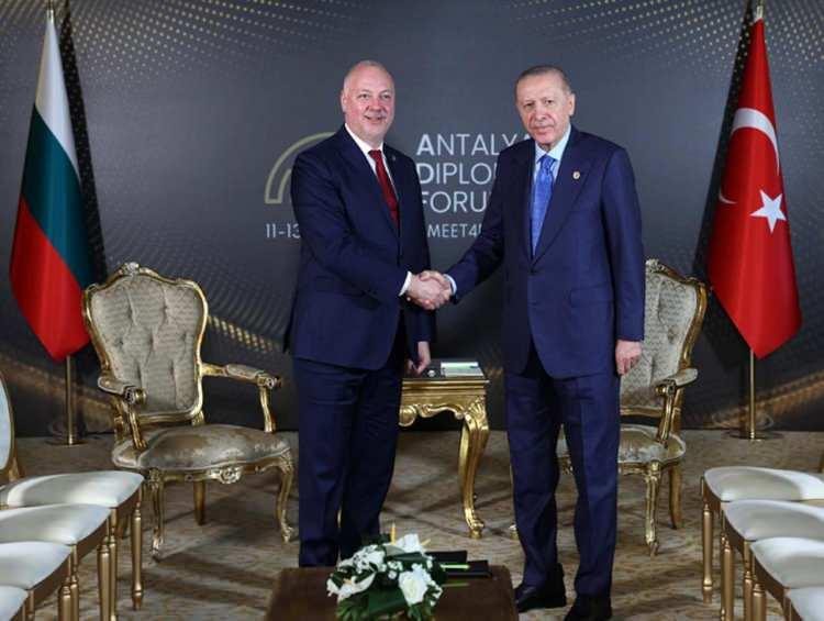 <p>Görüşmede Türkiye ile Sudan ikili ilişkileri, bölgesel ve küresel konular ele alındı.</p>
<p><br />
Cumhurbaşkanı Erdoğan görüşmede, Türkiye ile Sudan arasındaki iş birliğinin her geçen gün gelişmesinden memnuniyet duyduğunu, çatışmaların sona ermesi sonrası da Sudan’ın yeniden inşası ve normalleşmesi için Türkiye’nin desteğini ortaya koyacağını, Sudan’ın toprak bütünlüğü ve egemenliğinin korunmasının Türkiye için önemli olduğunu belirtti.</p>