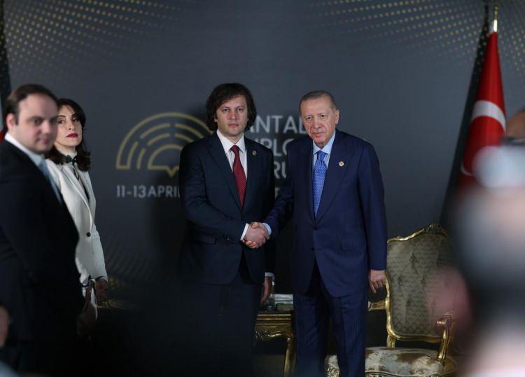 <p>Cumhurbaşkanı Recep Tayyip Erdoğan, 4'üncü Antalya Diplomasi Forumu'nun 2'nci günündeki temasları kapsamında, Bulgaristan Başbakanı Rosen Jelyazkov ve Bosna Hersek Devlet Başkanlığı Konseyi üyeleriyle görüştü. Görüşmeler basına kapalı gerçekleşti. </p>