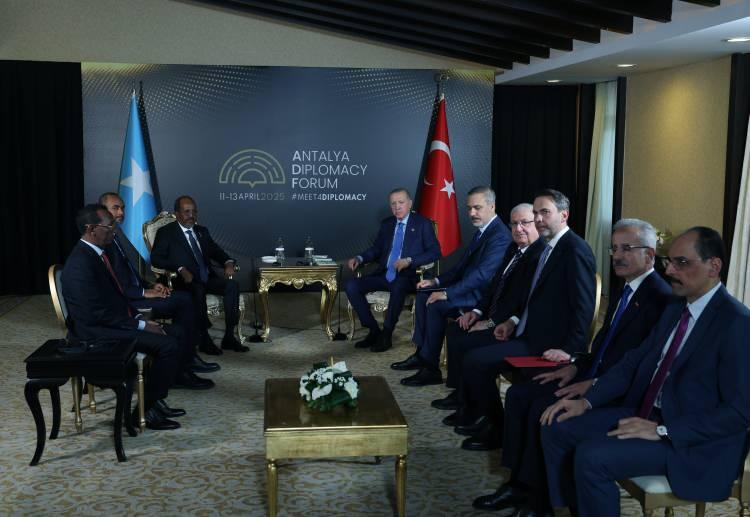 <p><span style="color:rgb(178, 34, 34)">GÜRCİSTAN BAŞBAKANI İLE GÖRÜŞTÜ</span></p>
<p>Cumhurbaşkanı Recep Tayyip Erdoğan, Antalya Diplomasi Forumu için Türkiye’de bulunan Gürcistan Başbakanı Irakli Kobakhidze’yi kabul etti.</p>
<p> </p>
<p>Görüşmede Türkiye ile Gürcistan ikili ilişkileri, bölgesel ve küresel konular ele alındı.<br />
Cumhurbaşkanı Erdoğan görüşmede, Türkiye ve Gürcistan’ın önümüzdeki süreçte dostluk ve iş birliğini her alanda daha ileriye taşıyacağına inandığını, Türkiye’nin, "Bakü-Tiflis-Kars Demiryolu hattının" tam kapasiteyle faaliyete geçmesini istediğini de ifade etti.<br />
Cumhurbaşkanı, Türkiye’nin Gürcistan’ın toprak bütünlüğü ve egemenliğine destek vermeye devam edeceğini de belirtti.</p>
