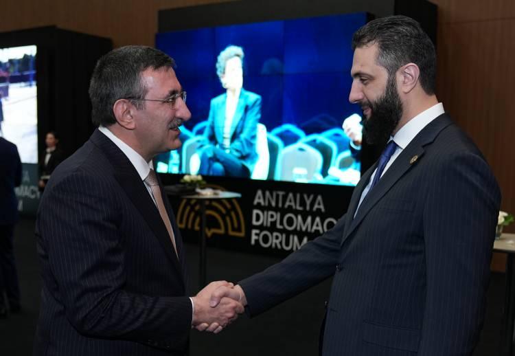 <p>Cumhurbaşkanı Yardımcısı Cevdet Yılmaz, Suriye Cumhurbaşkanı Ahmed Şara ile bir araya geldi.</p>