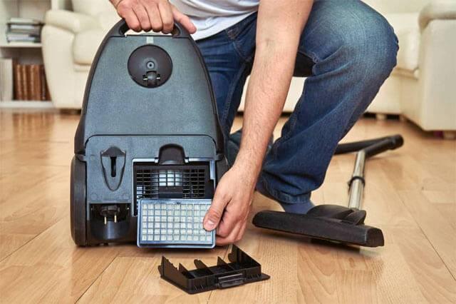 <p><strong><span style="color:#FF0000">2- Filtrelerinizi Kontrol Edin ve Temizleyin/Değiştirin</span></strong></p>

<p> </p>

<p>Elektrik süpürgelerinde bulunan <strong>HEPA ve motor filtreleri</strong>, zamanla toz ve kirle tıkanabilir. Temiz filtreler, hem <strong>çekim gücünü artırır</strong> hem de daha hijyenik bir temizlik sunacağı için süpürgenizin filtresini düzenli olarak <strong>temizlemeli ya da değiştirmelisiniz.</strong></p>
