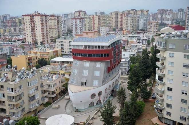<p>Mersin'de gemi şeklinde inşa edilen 7 katlı bina görenlerin ilgisini çekiyor.</p>
<p>Öğrenci yurdu olarak kullanıldığı öğrenilen bina, ilginç görüntüsüyle dikkati üzerine topluyor.</p>
<p>İlk 2 katı gemi güvertesi şeklinde yapılan bina, çevresindeki apartmanların yanında oldukça farklı duruyor.</p>